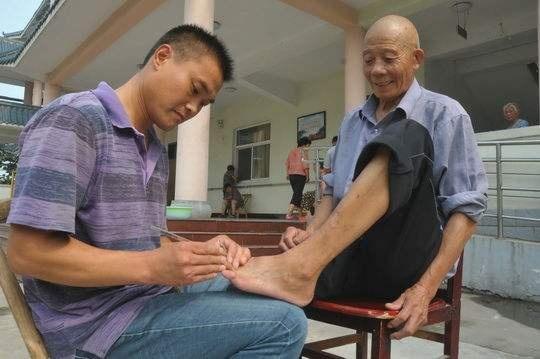 长寿老人|113岁老人烟酒不离手,他说长寿也不难,日常别碰一件事即可