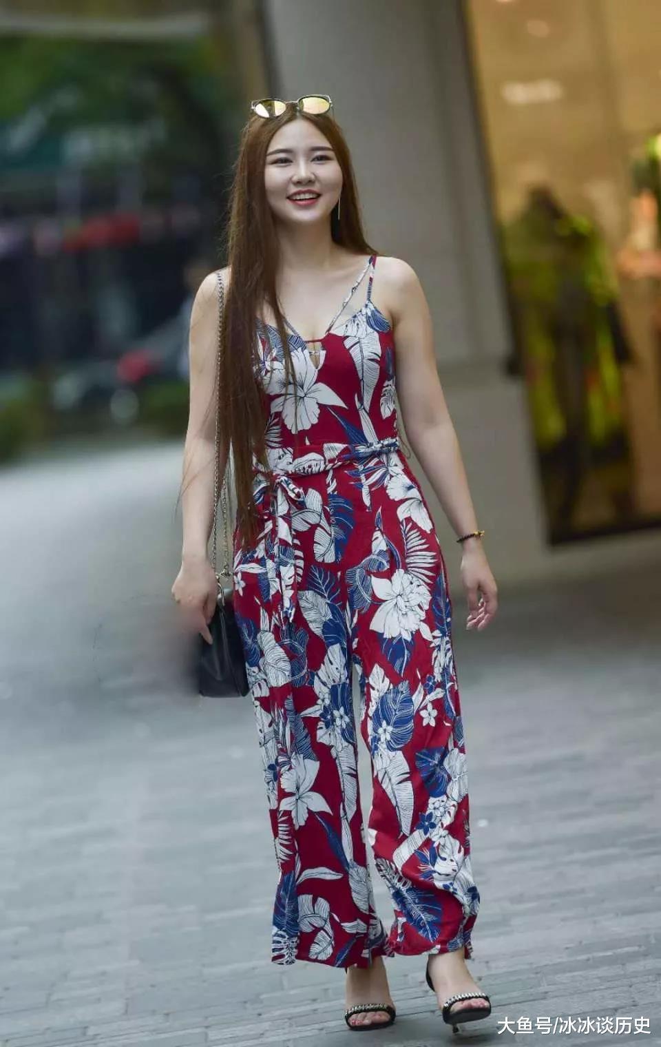 街拍穿花色吊带裤裙的性感女神,魅力的身姿,气质华贵很显富态