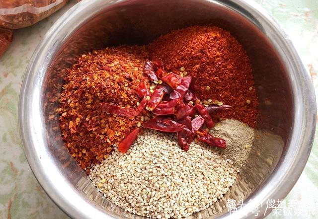 炸辣椒油时,万万不可直接浇热油,多加1步,辣油香辣红亮特解馋