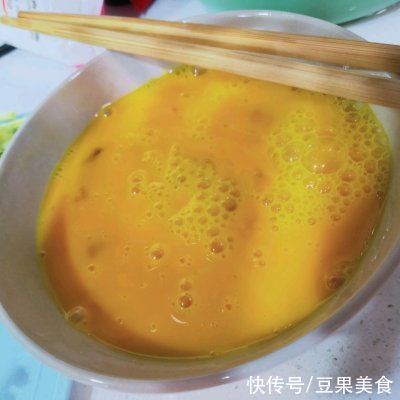 这道家喻户晓的蒜苗炒鸡蛋是怎么做的呢？