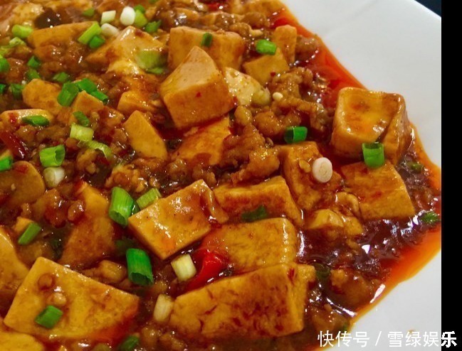 炒豆腐时,有人直接炒,有人先焯水,大厨都不对,这样做才正确