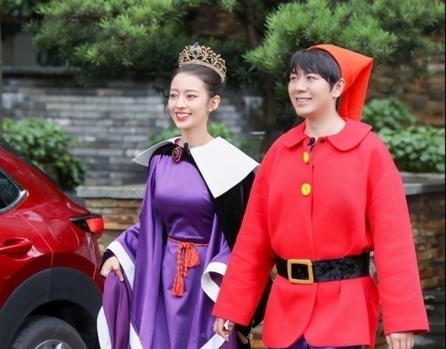 钢琴|郎朗豪宅尽显稳重,客厅就有三层楼高,家中随处可见名贵钢琴