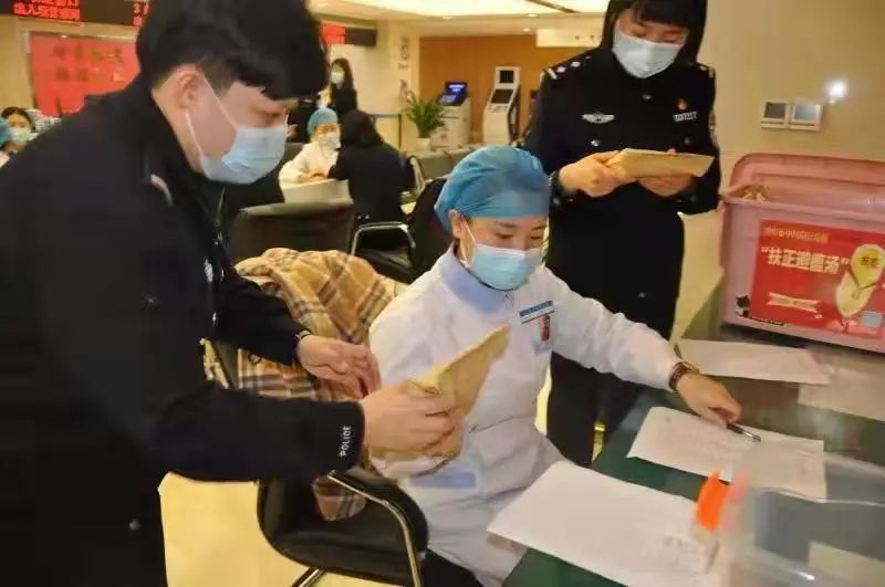 医护人员|晋中市中医院医护人员为一线民警义诊送健康