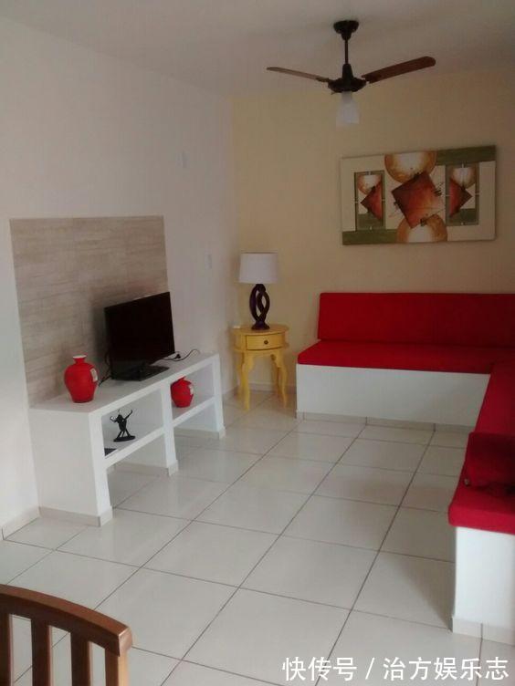 卡座|公公一根筋,客厅不放沙发,坚持红砖砌卡座,用旧床单包着,土!