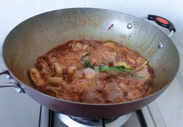 牛肉怎么炖才能软烂别只会焯水了,多加1碗它,牛肉入味还不柴