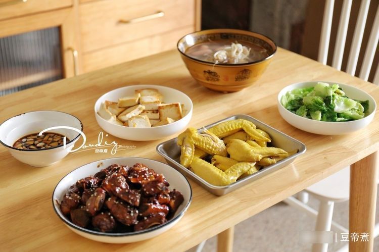 一家三口的午餐在朋友圈火了,整桌没个鱼,网友:精打细算太掉价