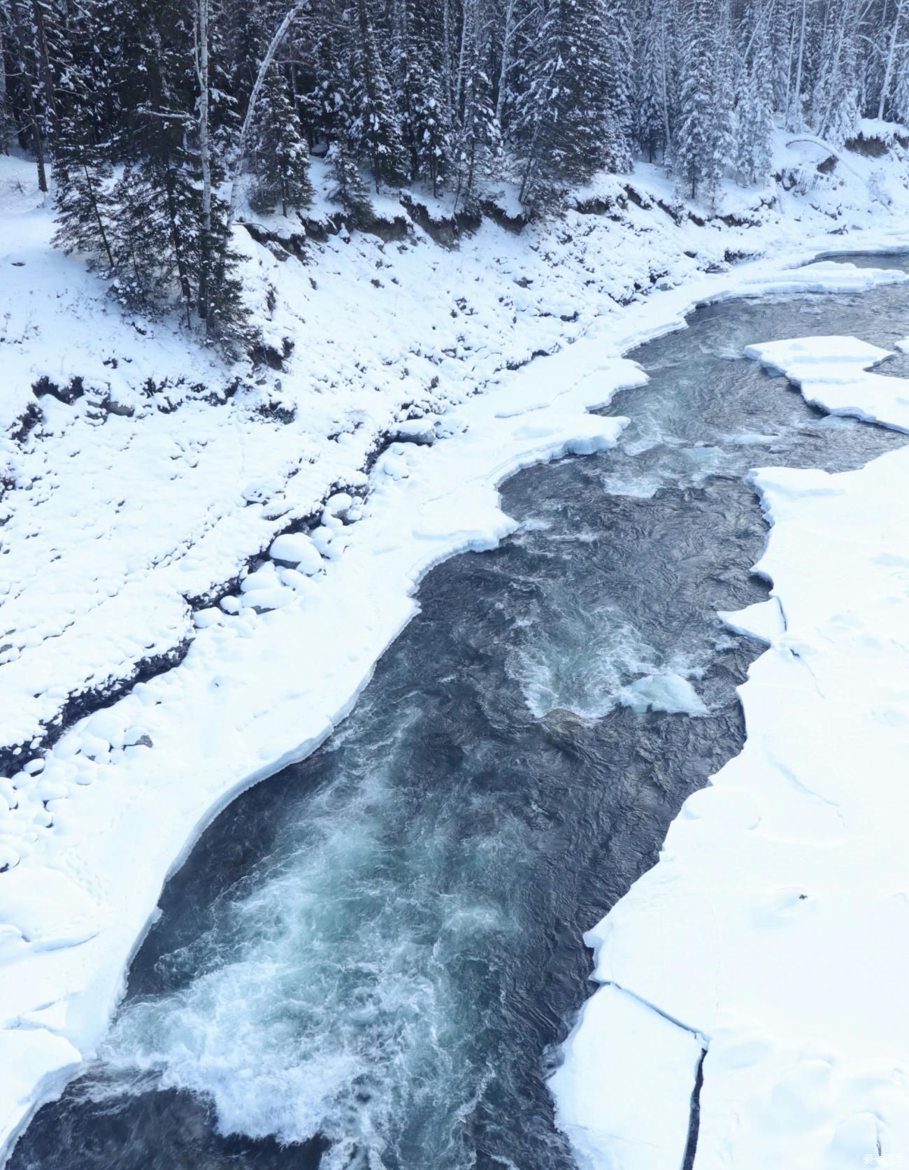 白雪皑皑的冰湖，晨雾弥漫的神仙湾