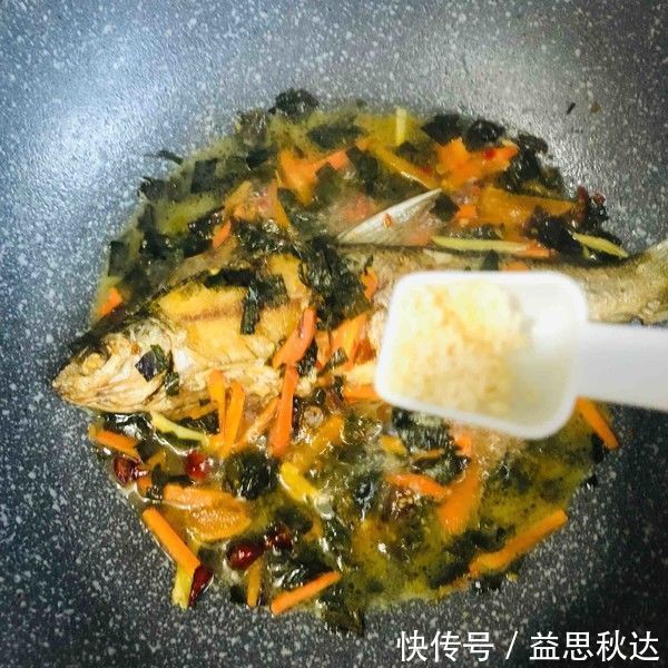 烧鱼,加醋去腥就废了,正确的是放“它”,上桌就扫光