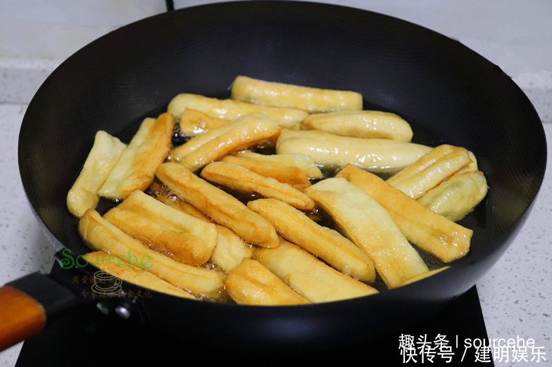 油条新做法,比油饼还简单,酥酥脆脆越吃越香,放5天不回软