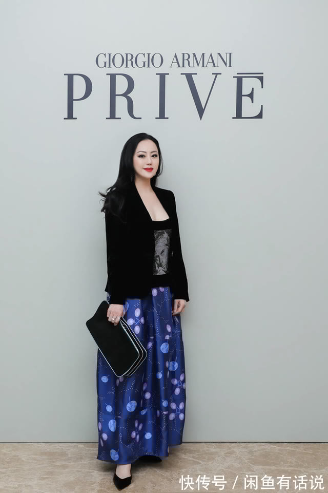 半身裙 章小蕙看秀挺高调,穿西装配半裙手上戴两钻戒,一看就是上流贵妇