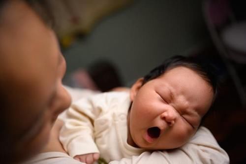 睡眠|宝宝作息时间乱,半夜哭?育儿专家7点之前叫醒娃