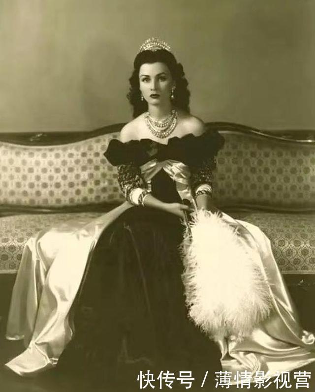 普京|13张世界名人罕见照稚气的普京,留长发的成龙,扭胯的林青霞