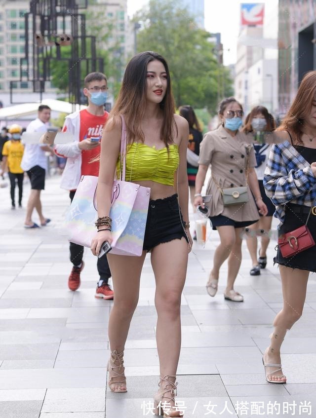 性感 黄绿色褶皱上衣搭配五彩挎包,性感时尚,每个人都有少女心!