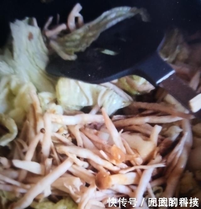 菇盖|它是肠道“通便器”,隔三差五吃一碗,排除黑臭宿便,抹平大肚腩