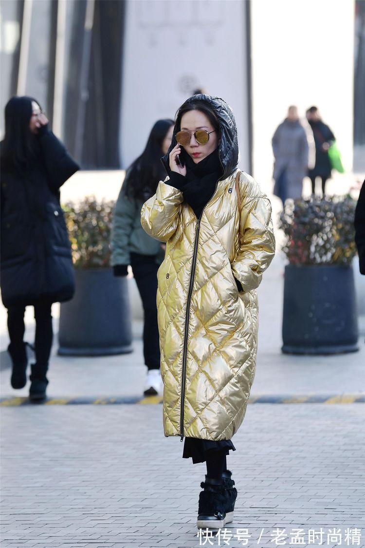 搭配 街拍:美女搭配一套粉色西装,披着一件风衣,给人非常酷的感觉!