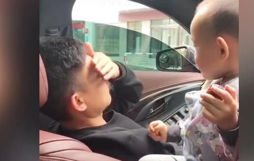 吃醋|女儿叫醒爸爸的方式，简直把人甜化了，妈妈吃醋了