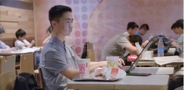 犊子|“喝你一口可乐怎么了?”奶奶护犊子,小哥机智应对,路人:活该