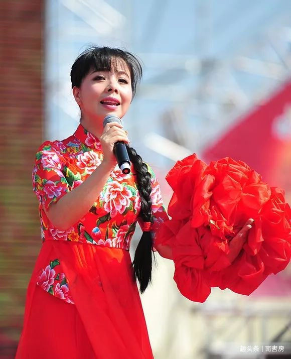 二妮|“草根明星”王二妮，曾在星光大道一曲成名，如今买不起房回农村