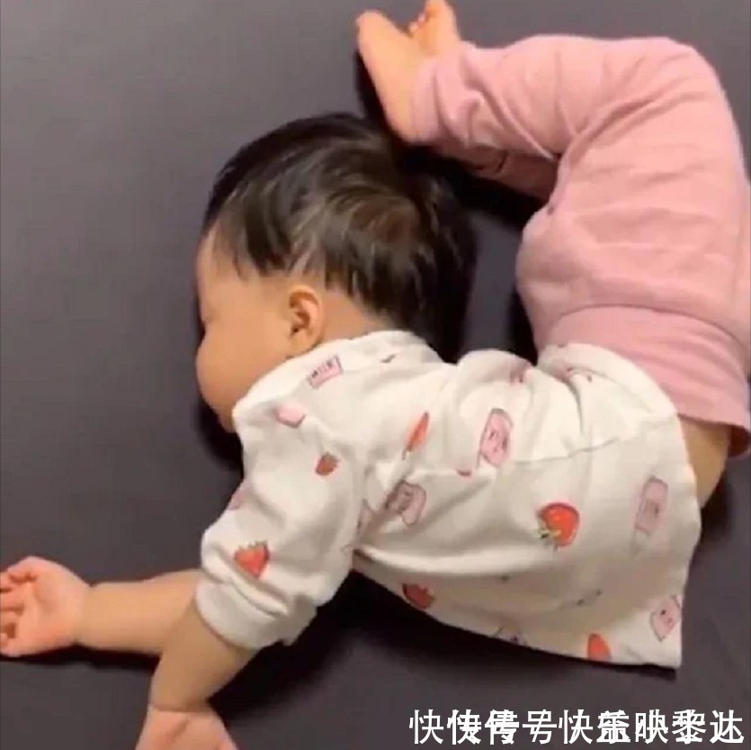 宝宝|宝宝“高难度睡姿”火了，宝妈掀开被子后：这娃已打通任督二脉？