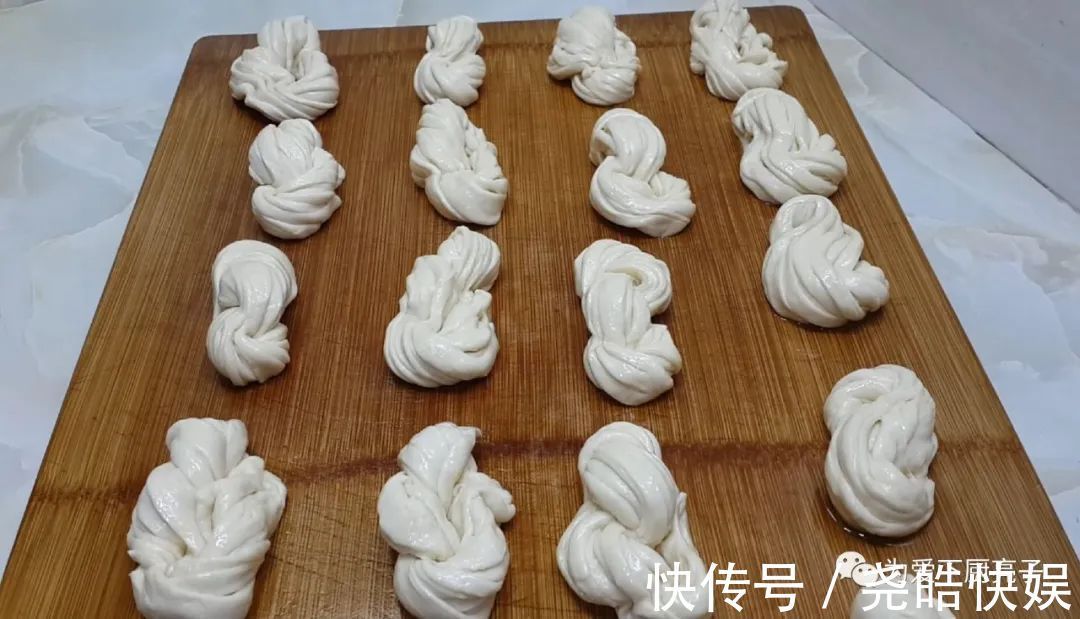 1袋牛奶,4勺面粉,不用一滴水,个个金黄酥脆,出锅孩子都抢着吃