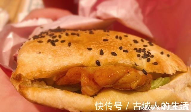 片皮鸭|小伙吃中国汉堡,现做面皮撒满芝麻韧又香,十多元一套量多还便宜