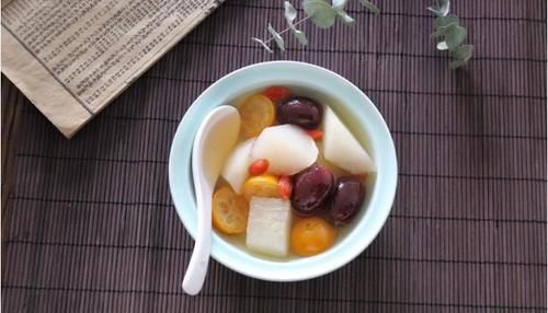 冬季，給家人做上一碗這樣的甜湯，潤肺止咳，價錢低廉