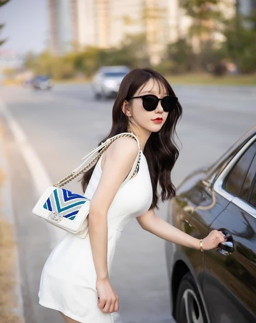 连衣裙 白色连衣裙美女, 性感、时尚、大方, 一副黑色墨镜, 潮酷十足