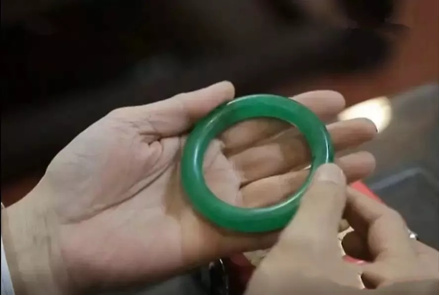 价格|玉商排队求购的极品翡翠手镯!价格仅仅1200万,没想到…