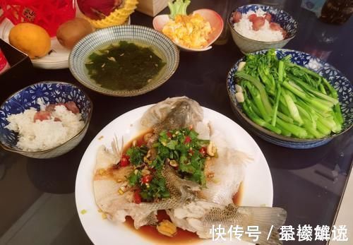 晒和儿子的日常晚餐，神评论：就看上你那碗米饭了！