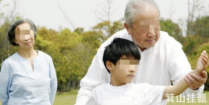 老人|为什么姥姥带大的孩子,反而跟奶奶亲近?原因很现实