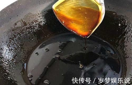 炒糖色时,冰糖直接下锅炒是大错!多加这一步,糖色不焦更红亮