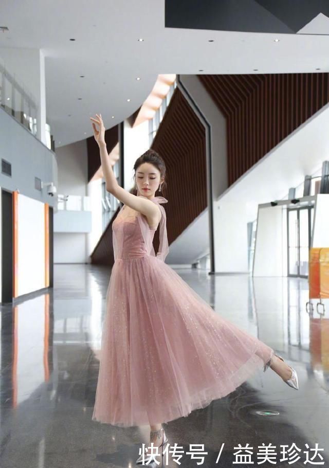 张月演绎芭蕾舞精灵,身穿一袭粉色纱裙优雅动人