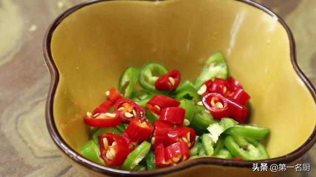 西葫芦这样做太好吃了,不炒不煎不凉拌,鲜嫩入味,营养不流失