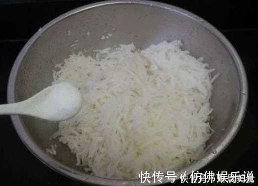 丸子|炸萝卜丸子,放面粉还是淀粉加两样就够了,酥脆好吃,别再放错