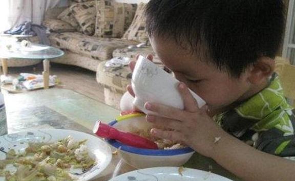 餐桌|长大后没本事的孩子,吃饭时多半会有3个坏习惯,家长早纠正