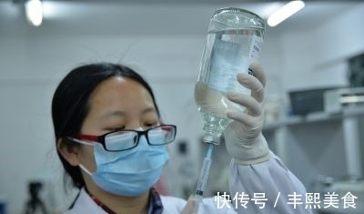 海盐|鼻炎洗鼻有的说用生理盐水，有的说要用海盐水，到底用哪种