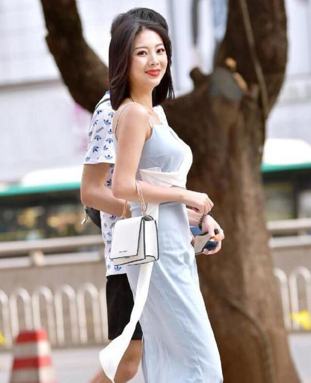 连体裤|路人街拍，牛仔短裤让你的搭配更轻松，年轻姑娘更喜欢的搭配