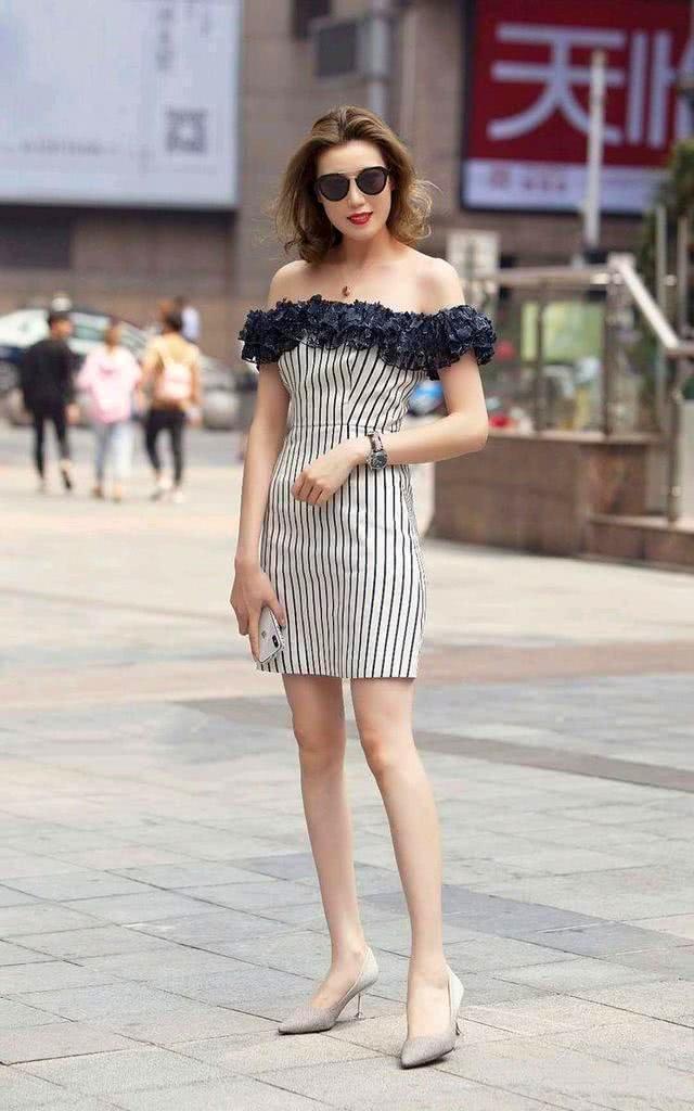 街拍:精心打扮一番的美女,墨绿色连衣裙清新靓丽,更显女神风范