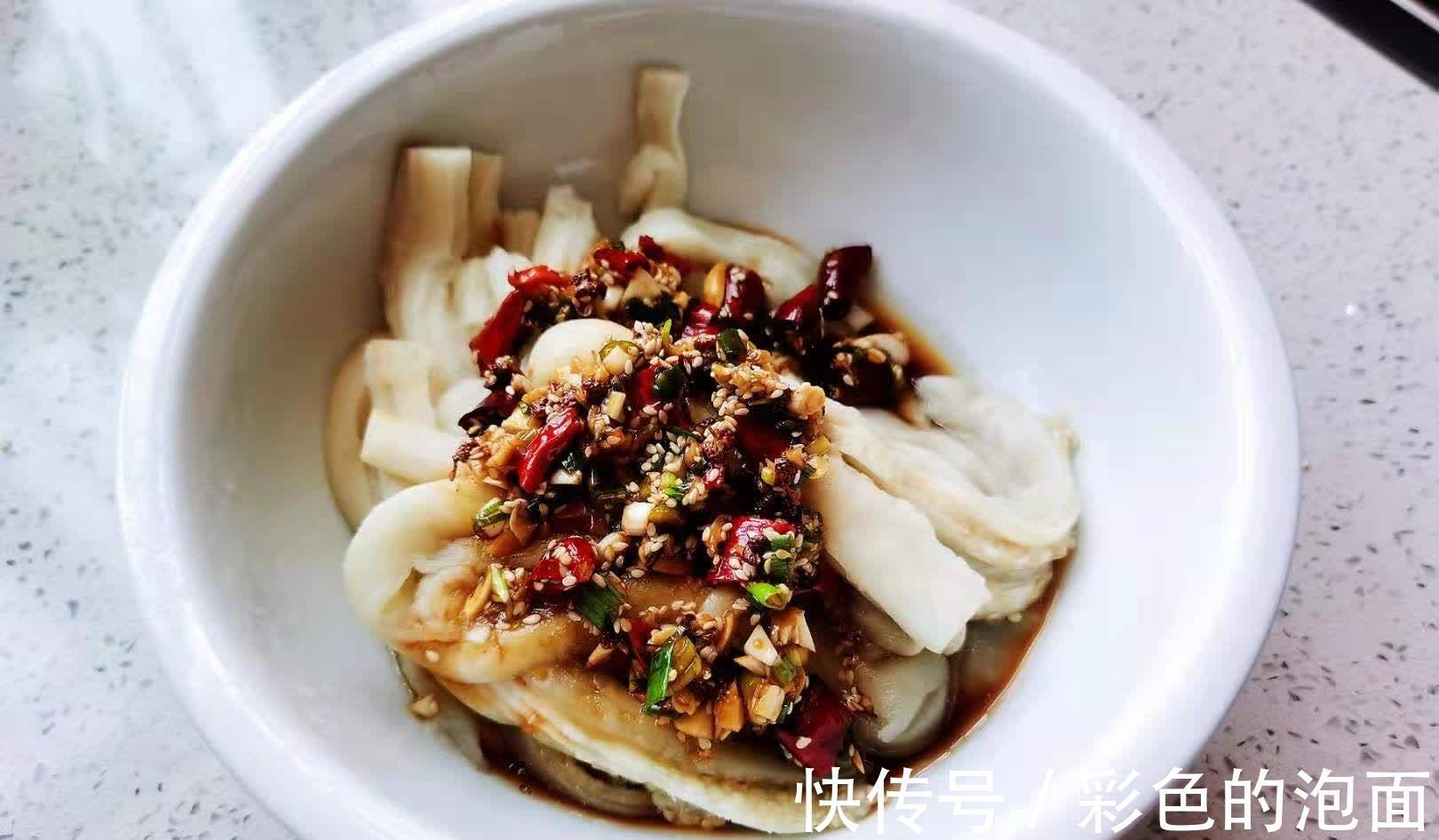 美味|蒸一下撕成条再浇上汁的美味茄子`