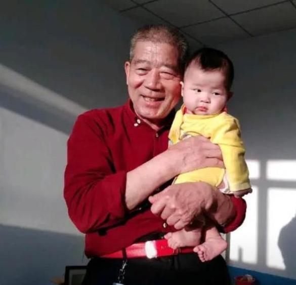 老两口|山东6旬老人高龄产下“天赐”,如今女儿两岁了,是否后悔了呢?