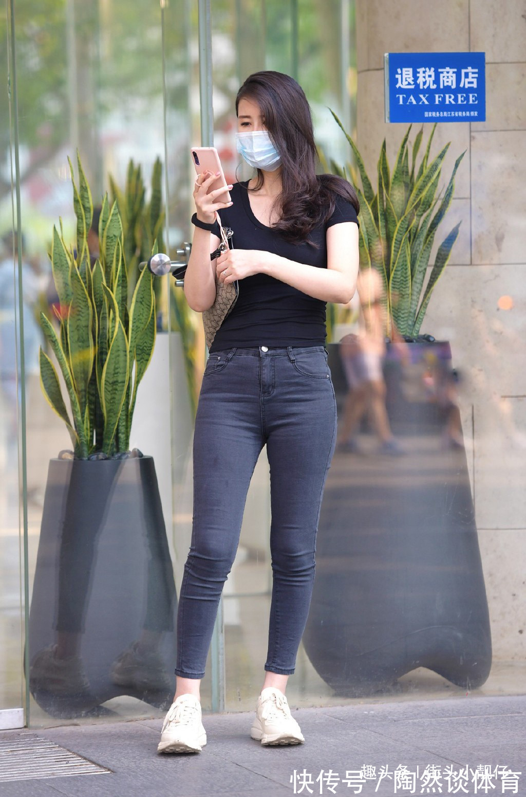 高级 牛仔裤搭配鞋子怎样穿时髦?这样搭,让你轻显高级感!