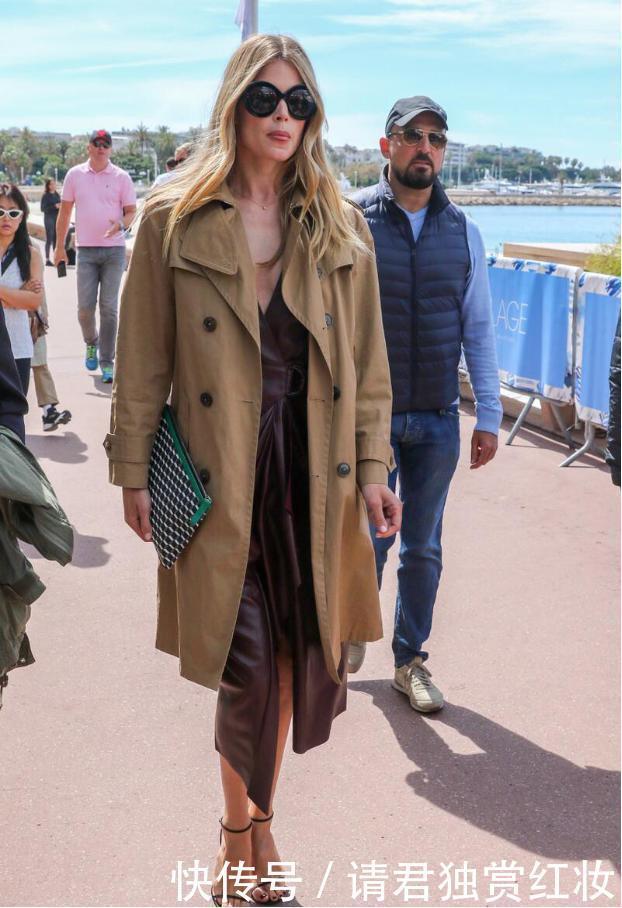 今秋“卡其色+风衣”被穿火了,经典时髦还高级,太适合中年女性