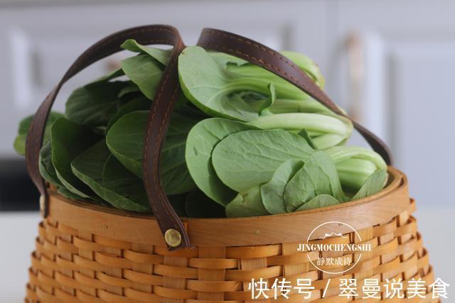 香菇油菜素包子的做法，油菜翠绿，馅香味美，小窍门全都告诉你