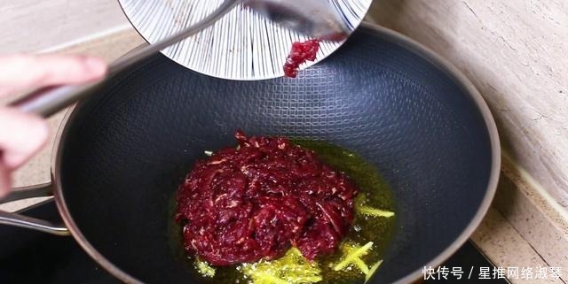 牛肉|牛肉无论怎么做，千万别再放盐与料酒了！教你两招，肉质嫩滑鲜香