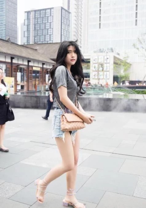 街拍：美女穿T恤搭配热裤，秀出性感美腿，彰显女人魅力