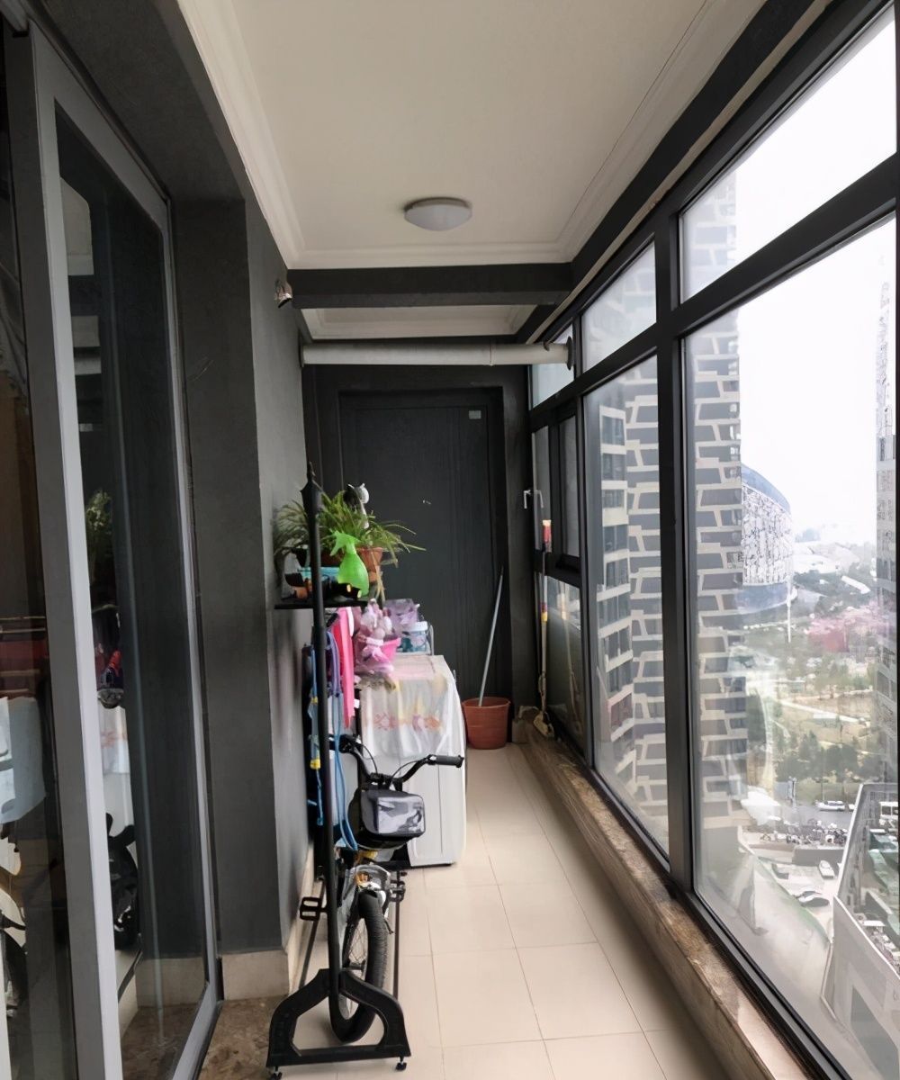 积水|物业不让封阳台，他把排水槽跟阳台门轨道合二为一，好看还不积水