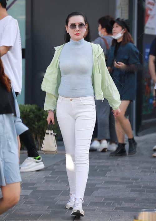 不要被年龄左右，选择减龄的着装，让造型美个够