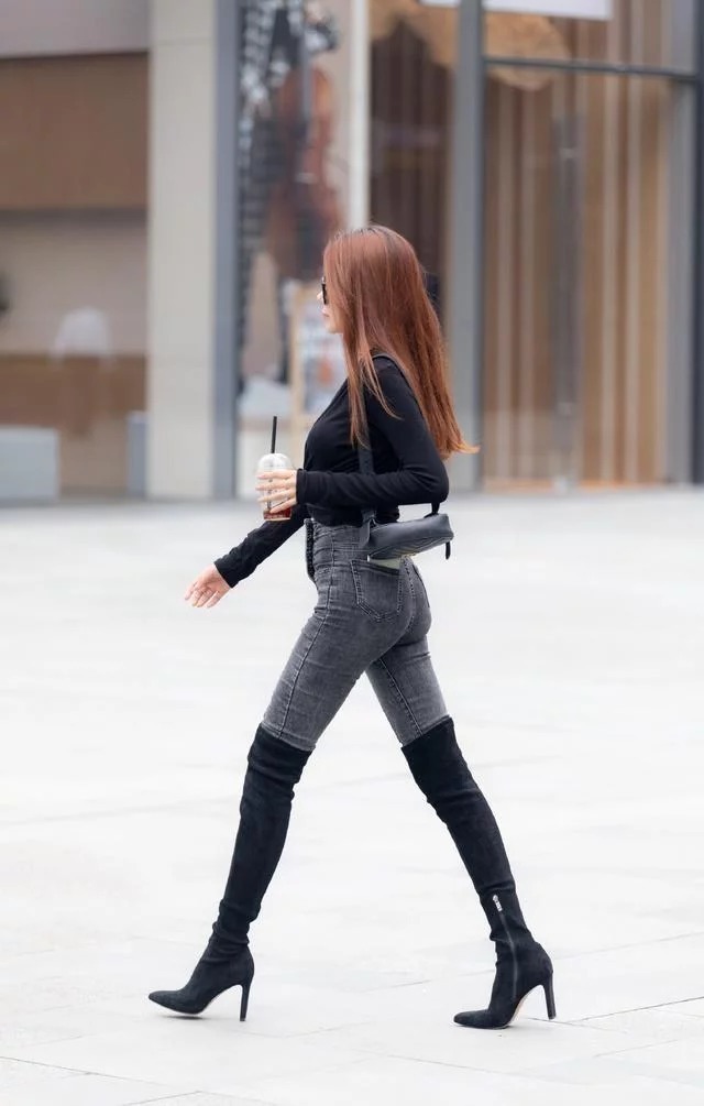 街拍:美女齐肩短发穿衬衫裙,气质温文尔雅,楚楚动人