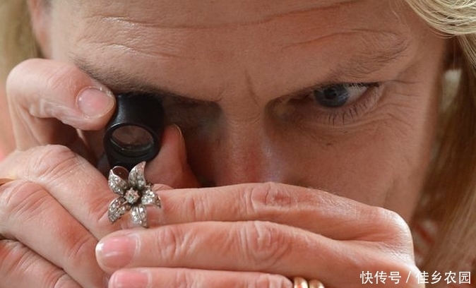 惊喜|夫妻十年前花42块钱买下破椅,没想到居然有这么大的惊喜