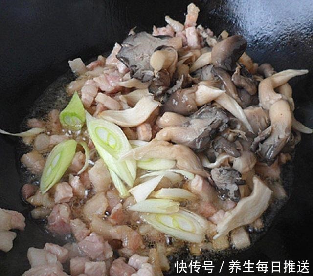 蘑菇肉丁炸酱面,炸酱面没人不爱吃吧